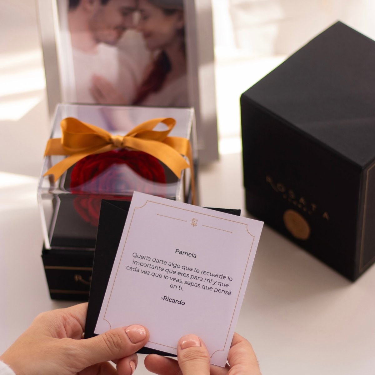 Elegance con foto en marco - arreglo de rosas - Rosata Floral