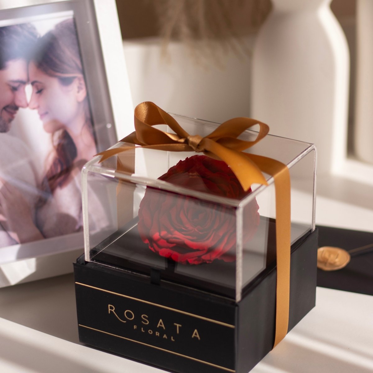 Elegance con foto en marco - arreglo de rosas - Rosata Floral