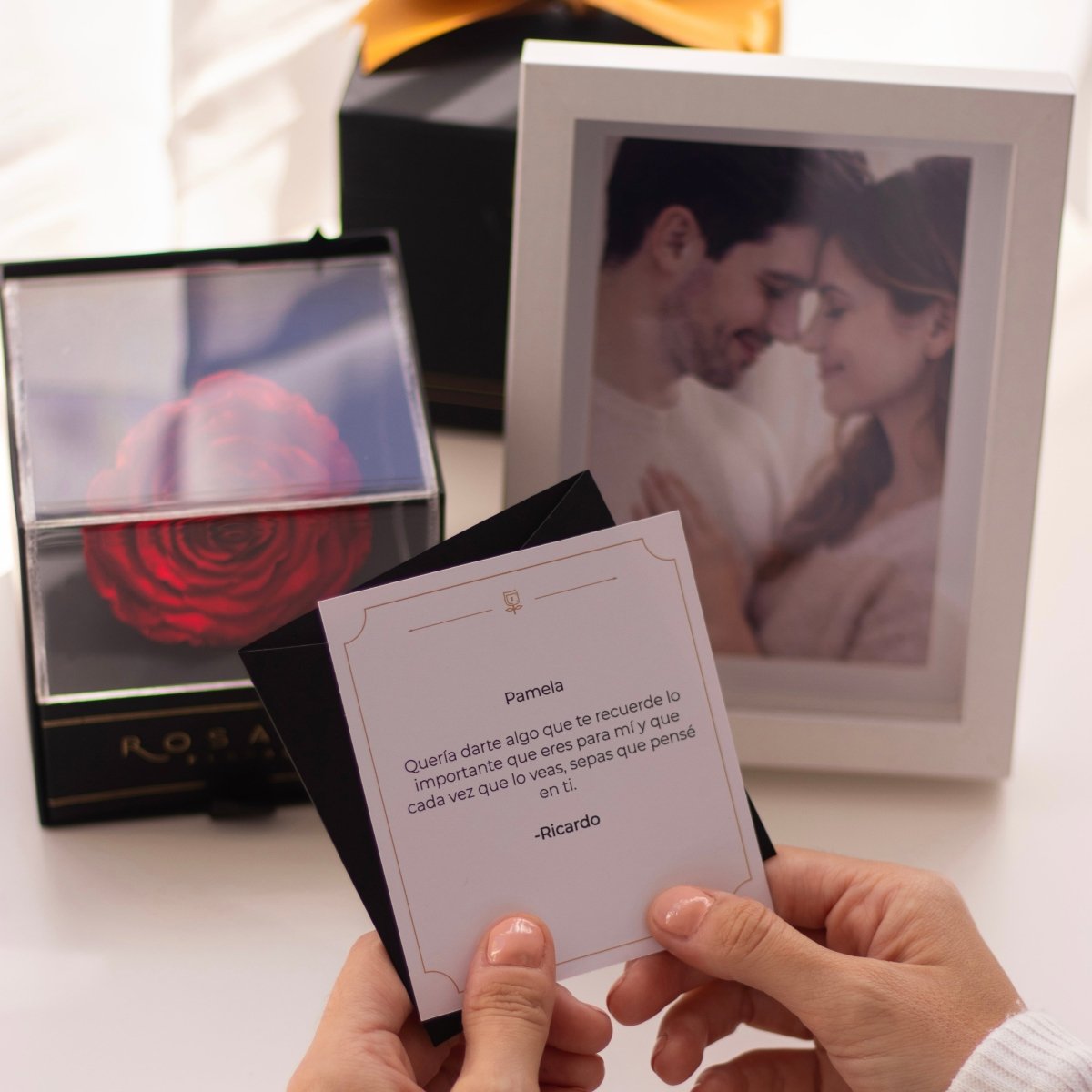 Everty con foto en marco - arreglo de rosas - Rosata Floral