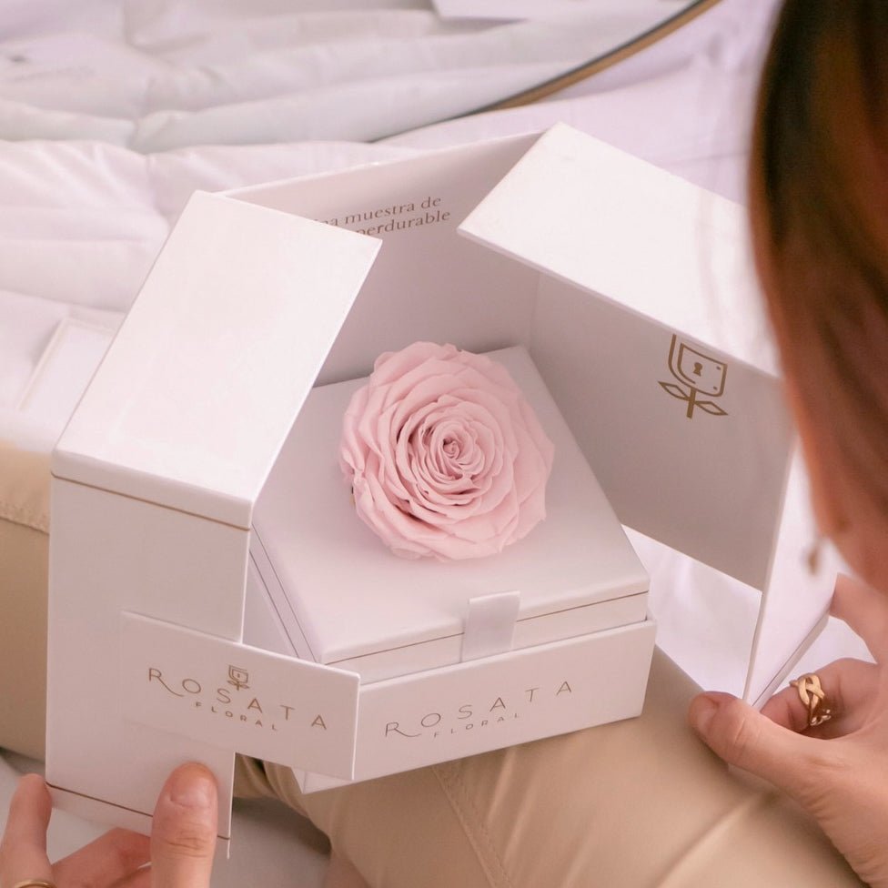 Eternal White Rosa - arreglo de rosas - Rosata Floral