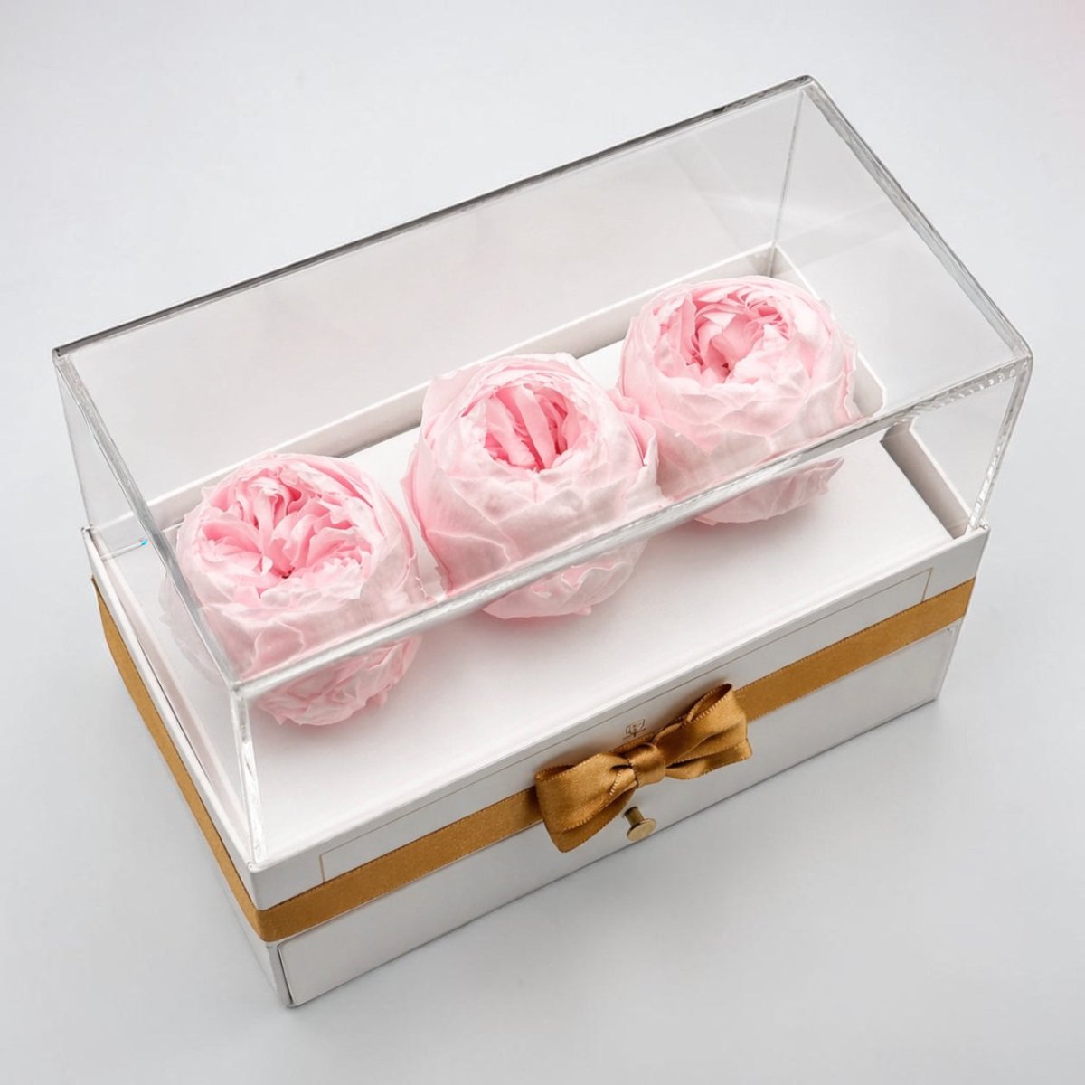 Harmonia White - 3 Peonias con chocolates - arreglo de rosas - Rosata Floral